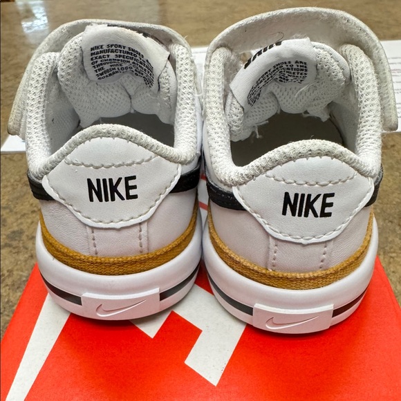 Nike - Picture 2 of 3